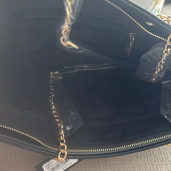 BADGLEY MISCHKA Elegant Black Quilted Tote Bag with Gold Chain - Picture 4 of 4